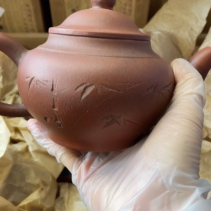 紫砂茶壶原矿泥料手工制作的一把紫砂壶。