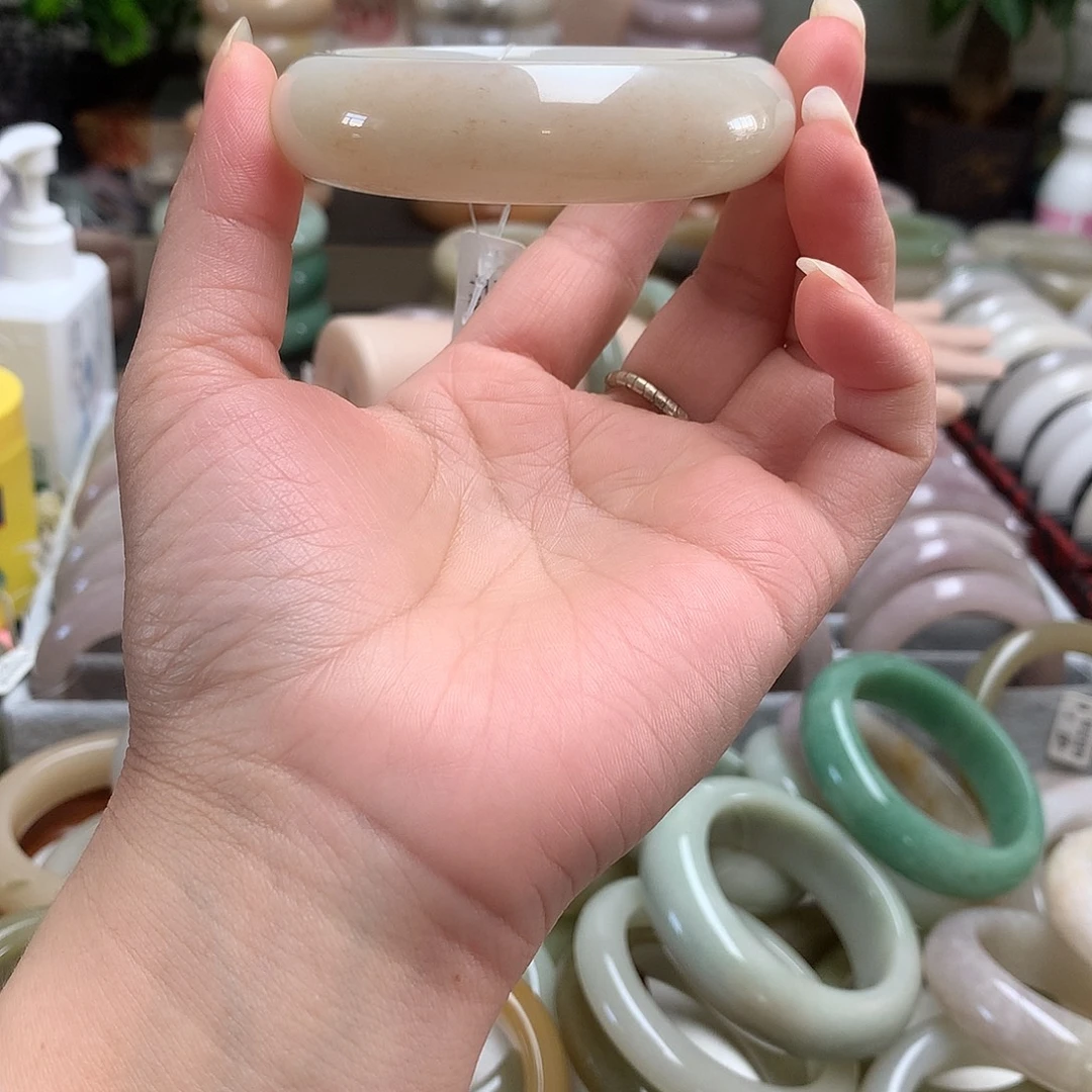 孞****石英质玉未镶嵌手镯