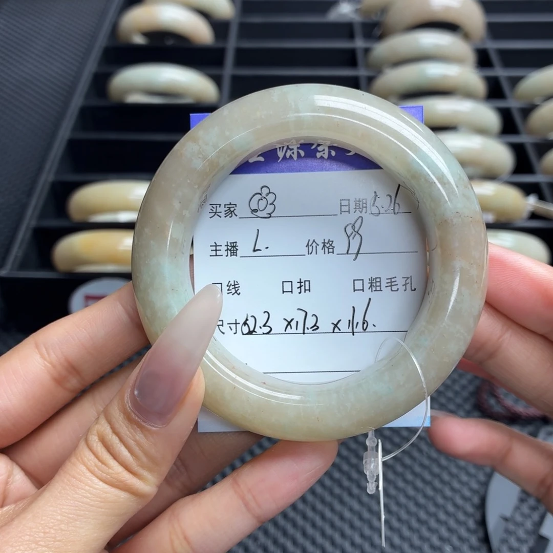 石英质玉手镯未镶嵌?