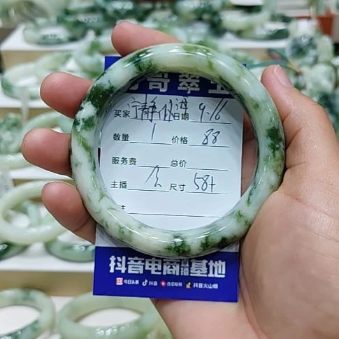 宁***海未镶嵌透闪石-蛇纹石玉手镯