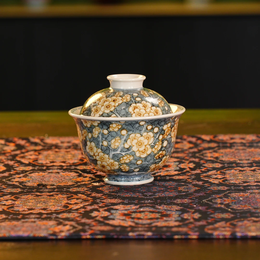 Q立勤堂青花釉里金蓝底开片梅花元宝盖碗