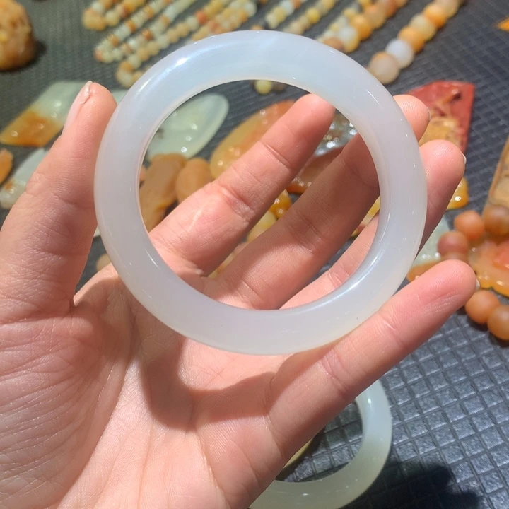 石英质玉（黄龙玉）未镶嵌颈饰