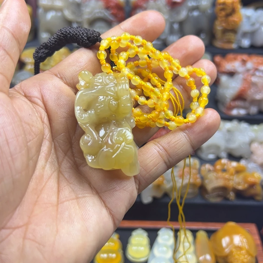 石英质玉（黄龙玉）未镶嵌颈饰