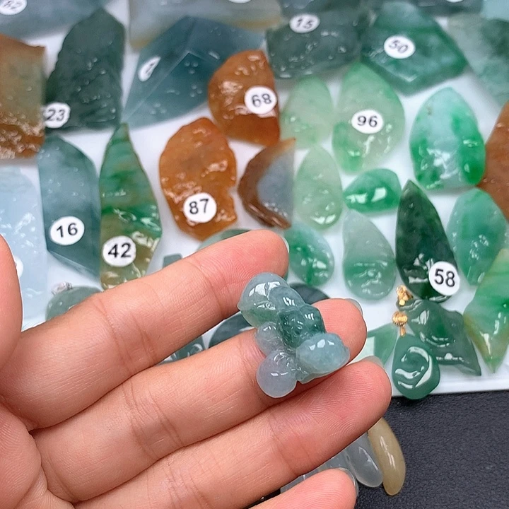 翡翠未镶嵌颈饰莲花