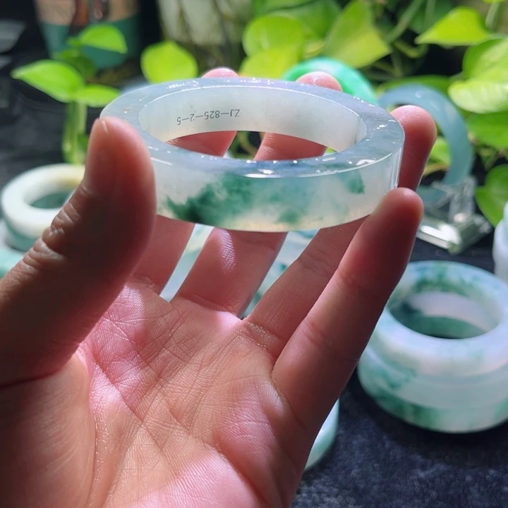 火***东定制翡翠未镶嵌翡翠手镯