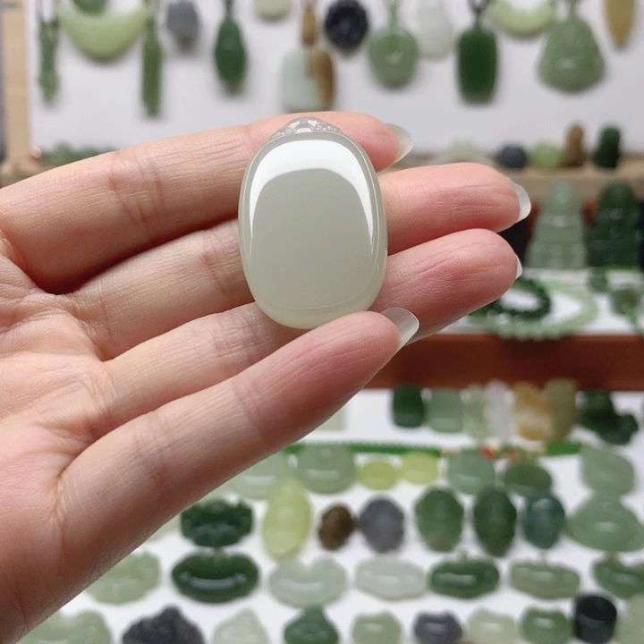 飞***燕和田玉未镶嵌颈饰