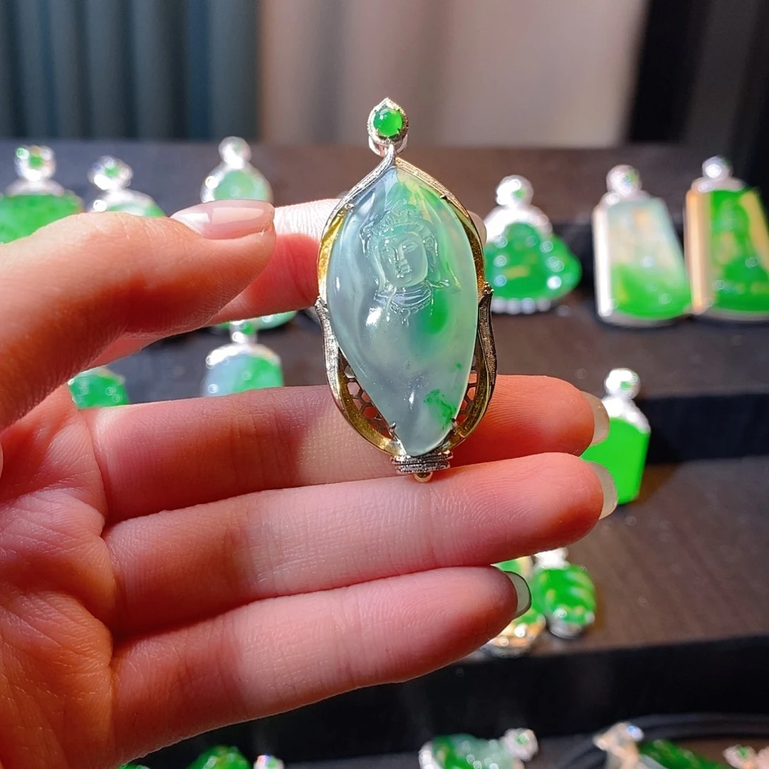 翡翠18K金镶嵌颈饰朱*霆。