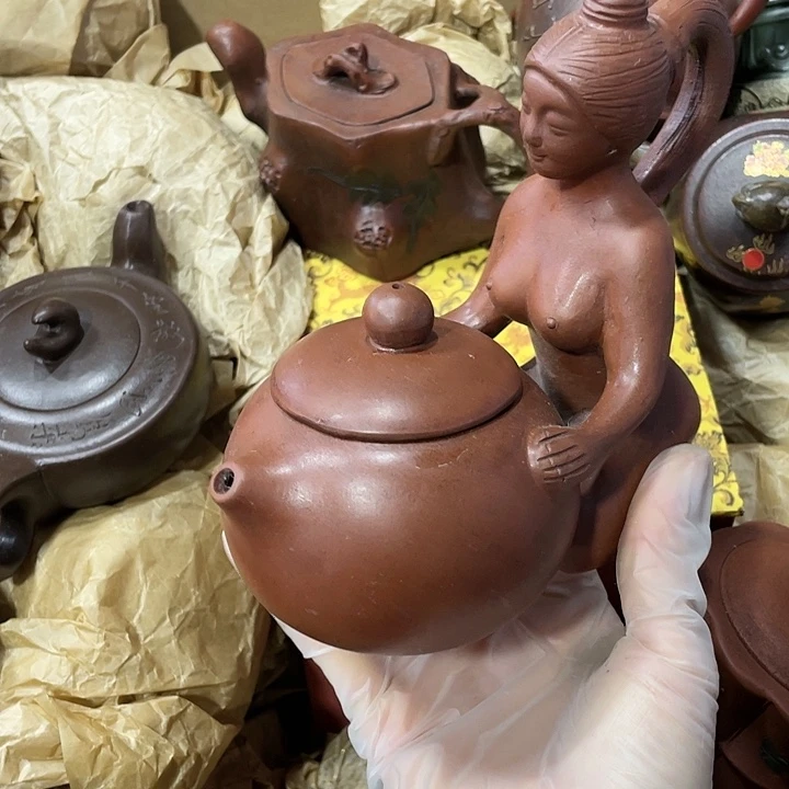 紫砂茶壶原矿泥料，手工制作的一把紫砂壶。