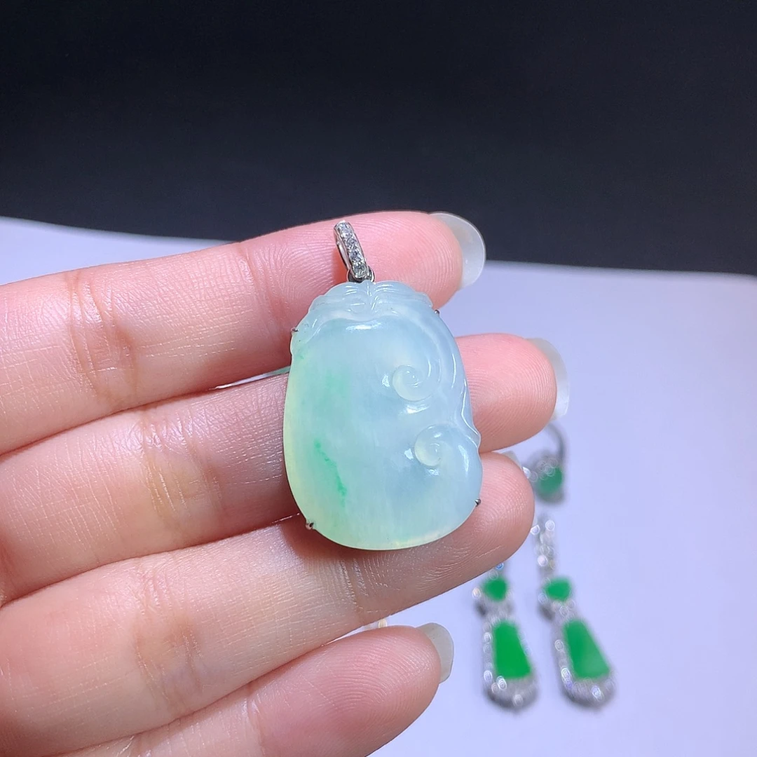 翡翠18K金镶嵌挂件翡翠如意