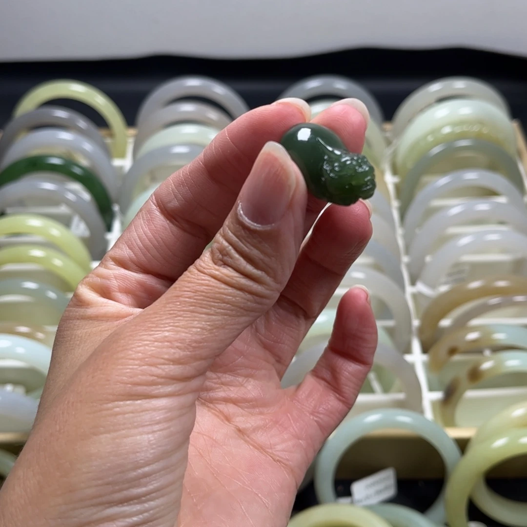 和田玉未镶嵌吊坠(赠链)