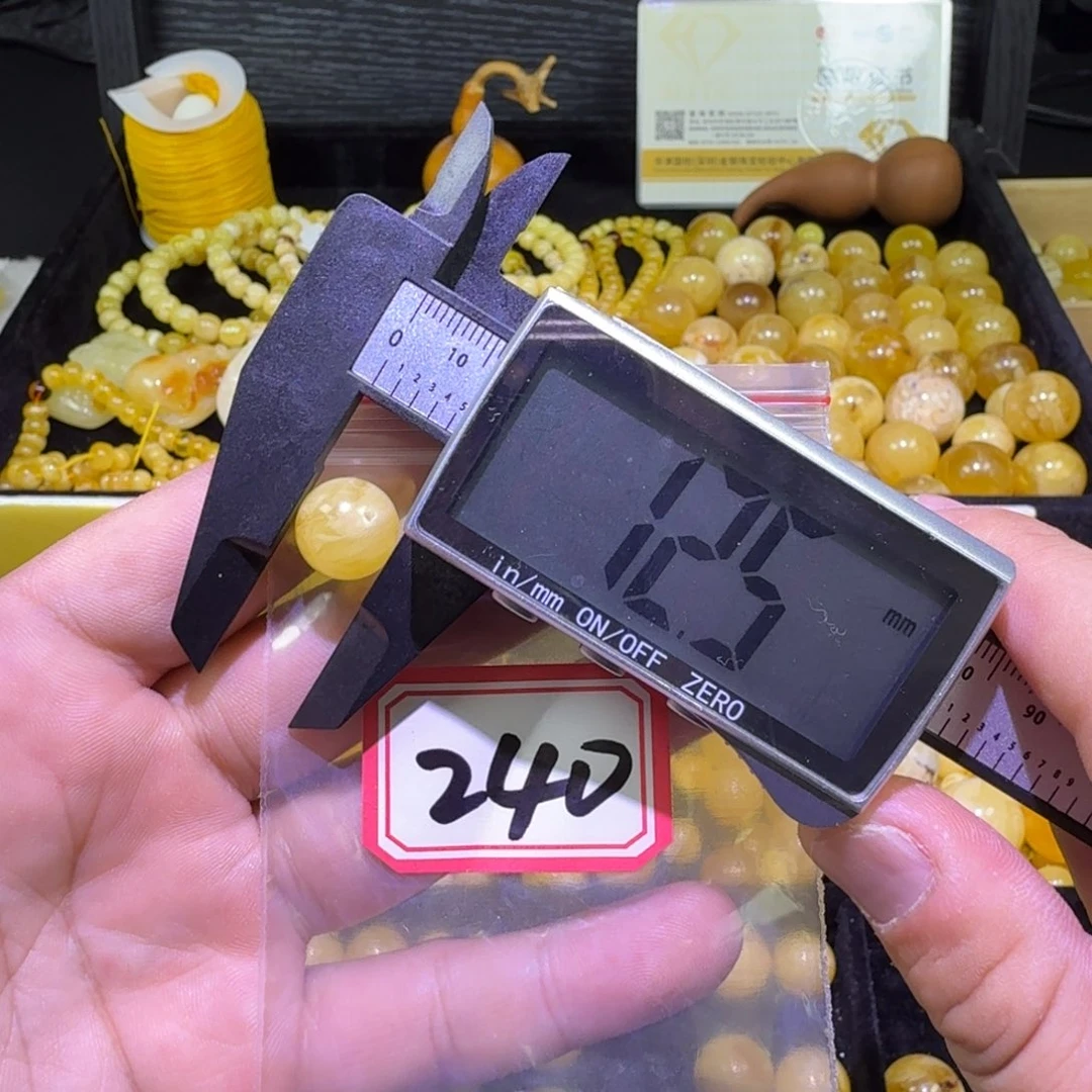 蜜蜡未镶嵌珠宝奇石