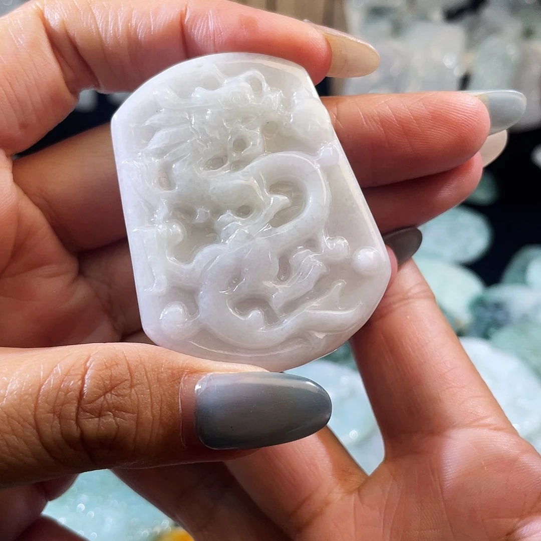 翡翠未镶嵌颈饰龙牌