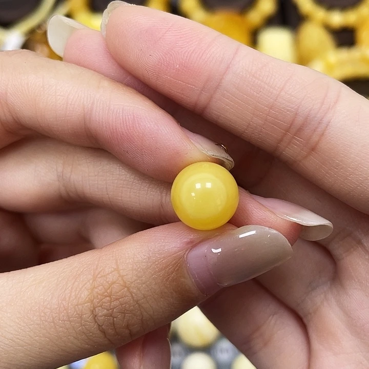 琥珀未镶嵌裸石11mm瑕 01