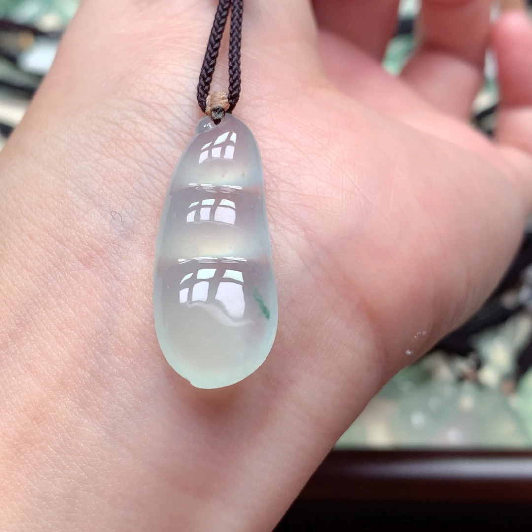 翡翠未镶嵌颈饰豆子