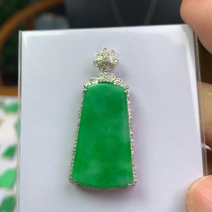 颈饰18K金镶嵌翡翠