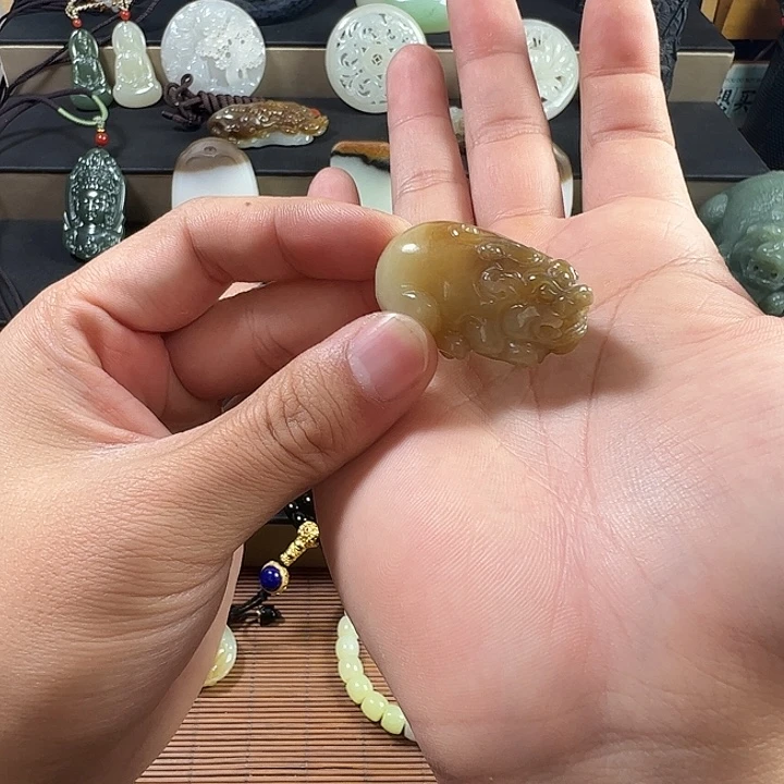和田玉未镶嵌吊坠(赠链)
