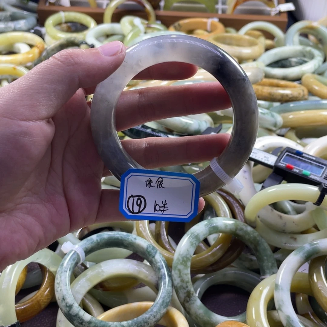 依***依蛇纹石玉未镶嵌手镯