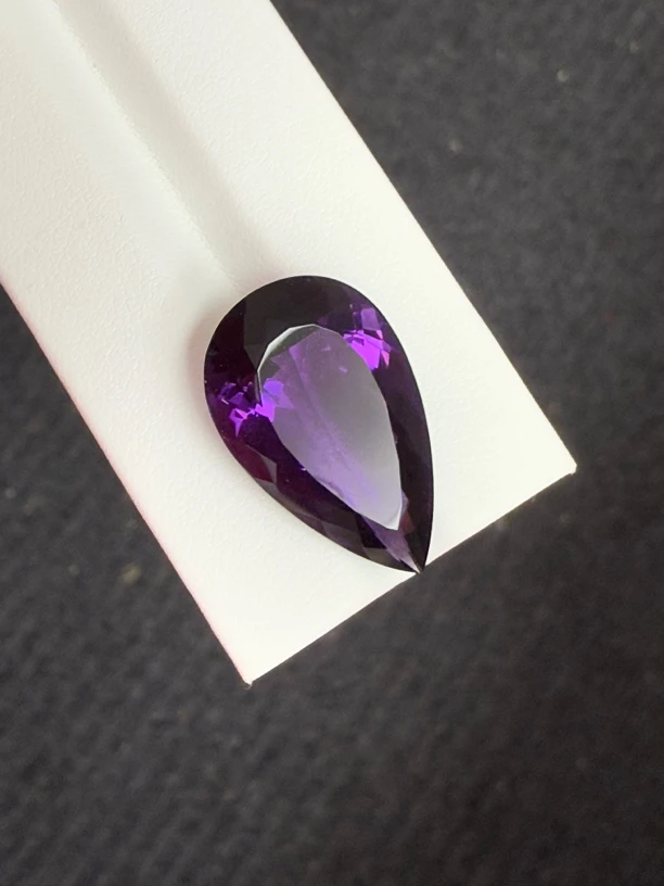 19.7ct天然紫水晶裸石，尺寸25.3*15.3*9.8mm，颜色美艳 ，晶体通透