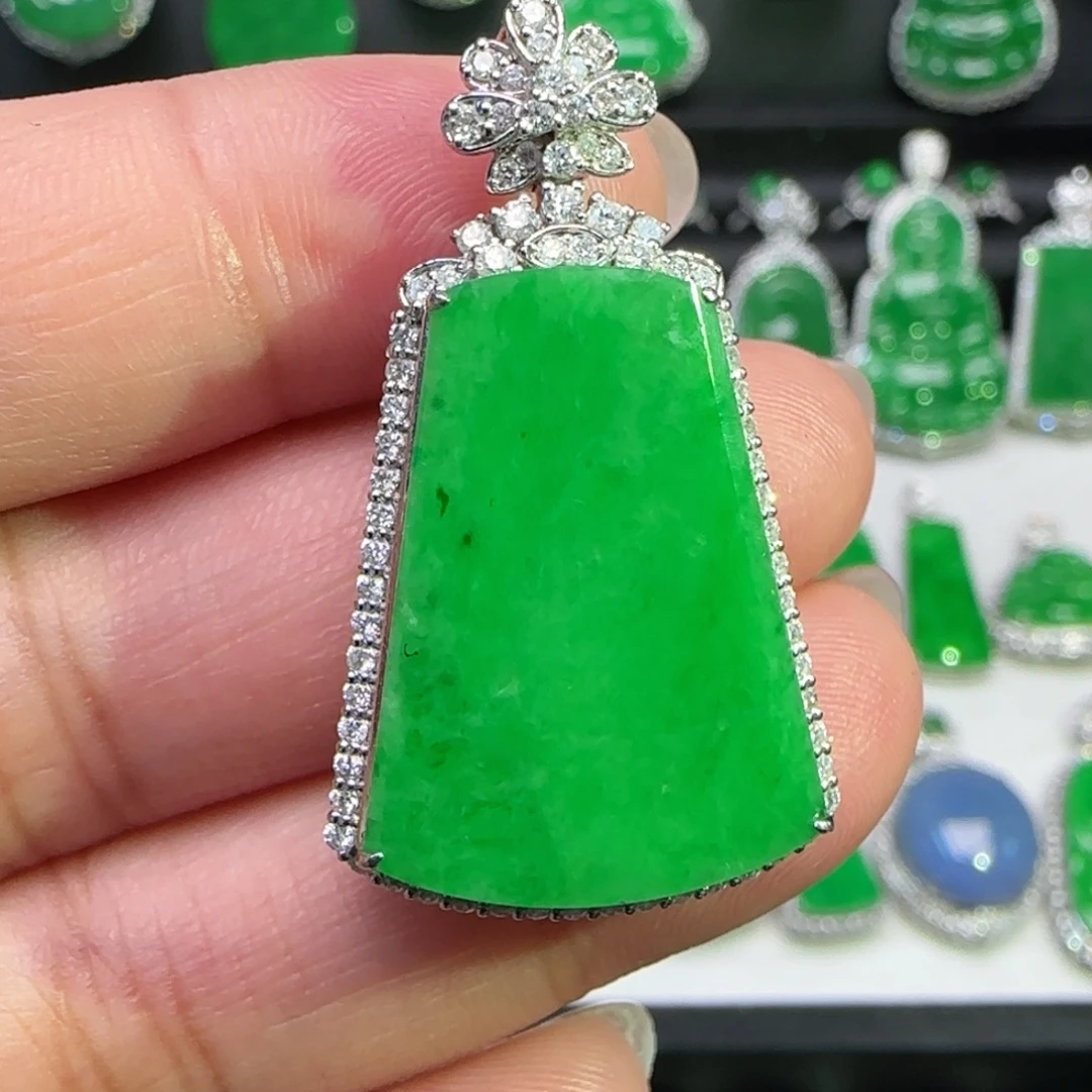 翡翠18K金镶嵌颈饰吊坠
