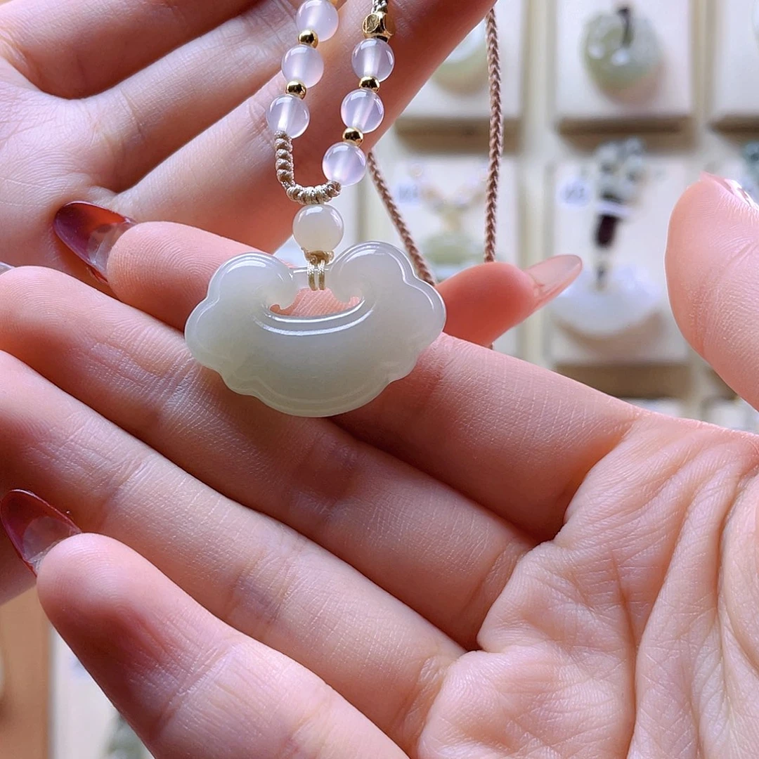 和田玉吊坠(赠链)未镶嵌吐**?