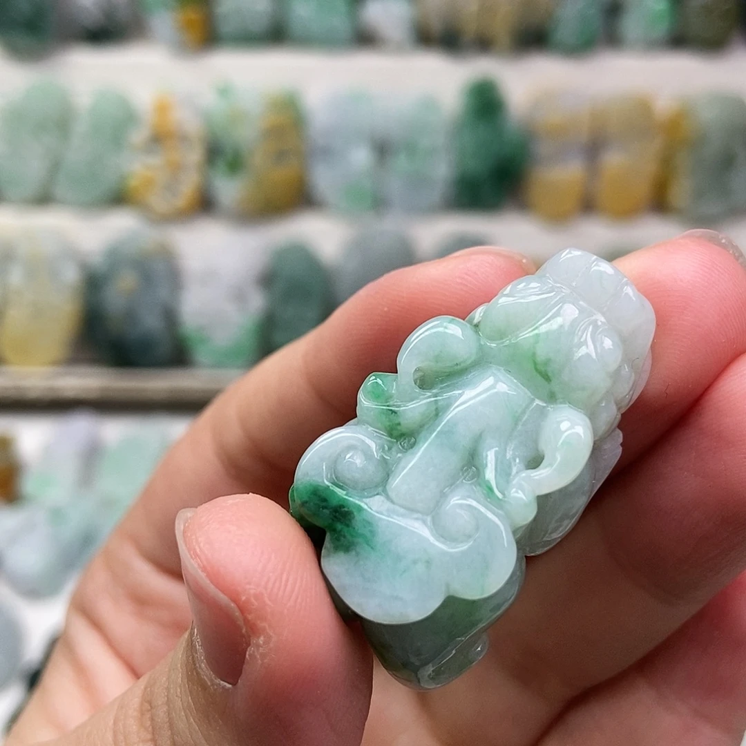 翡翠未镶嵌吊坠(赠链)