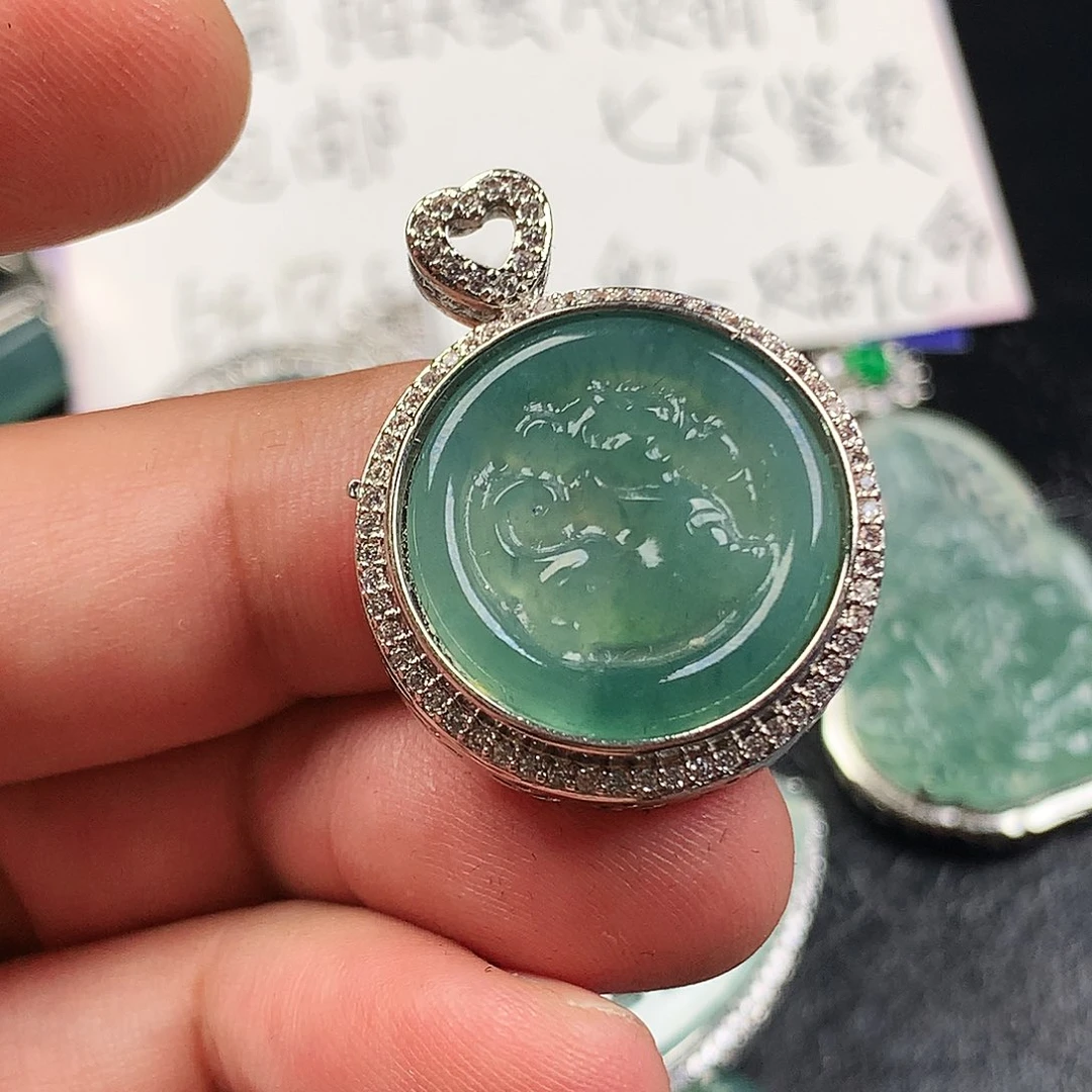 翡翠未镶嵌颈饰麒麟