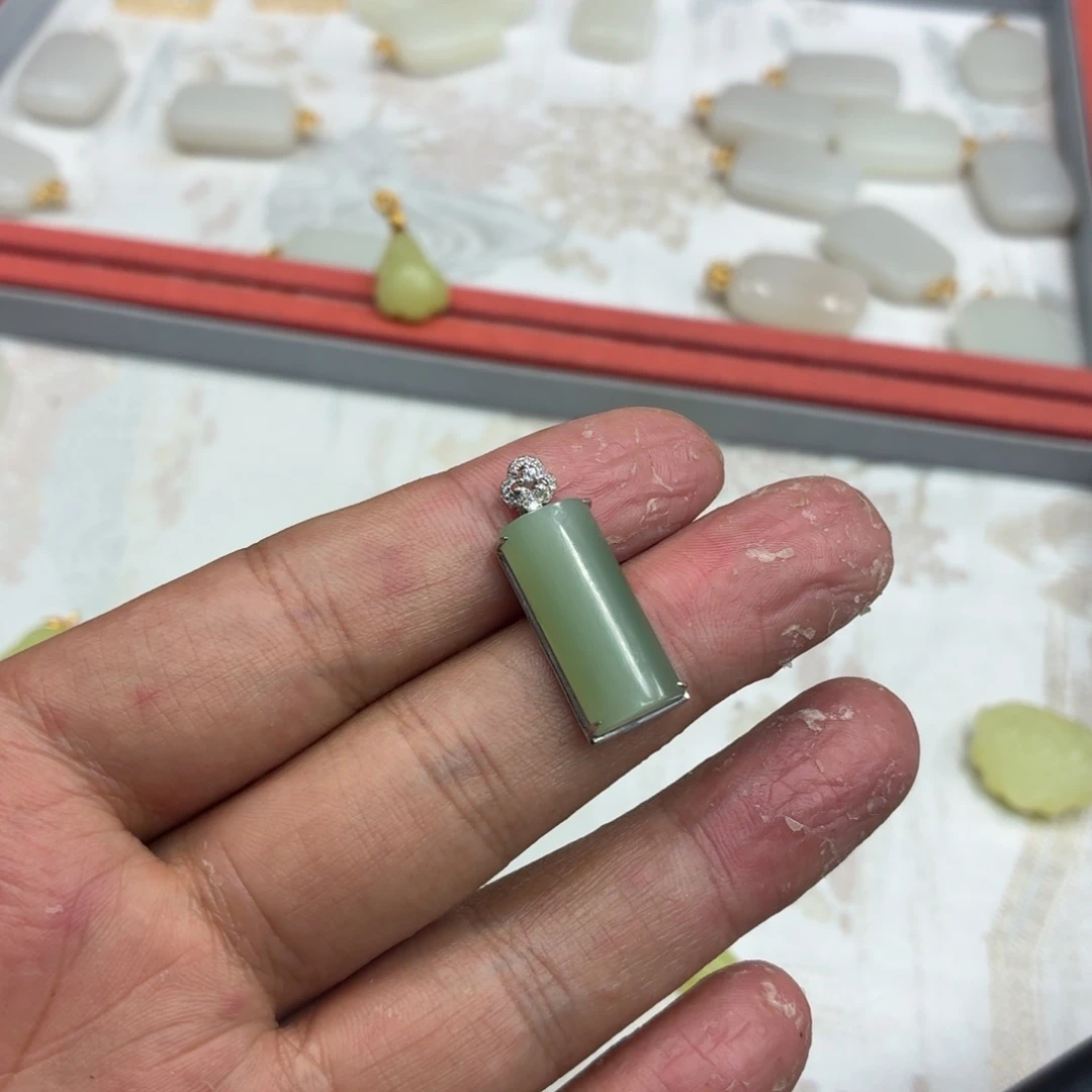 和田玉18K金镶嵌颈饰