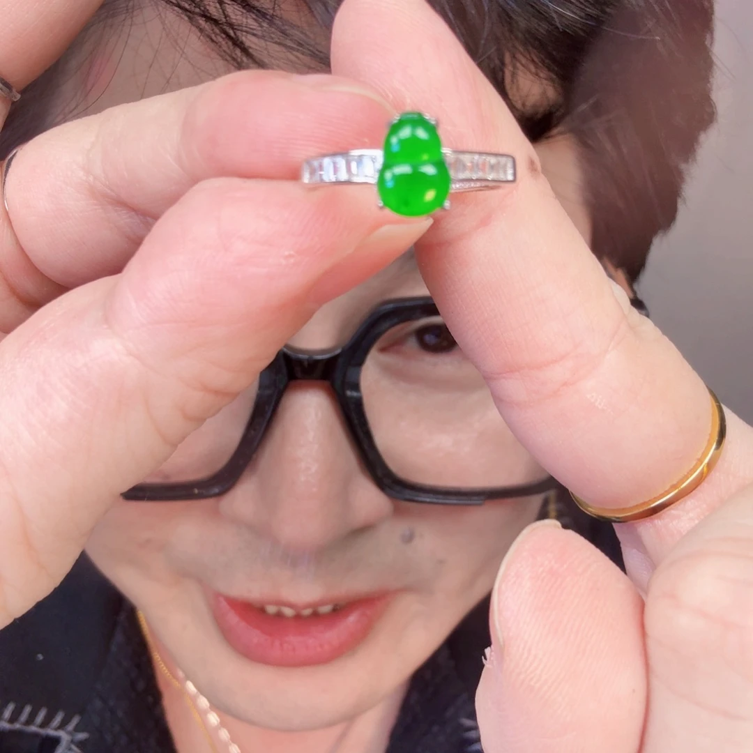 翡翠未镶嵌颈饰一件