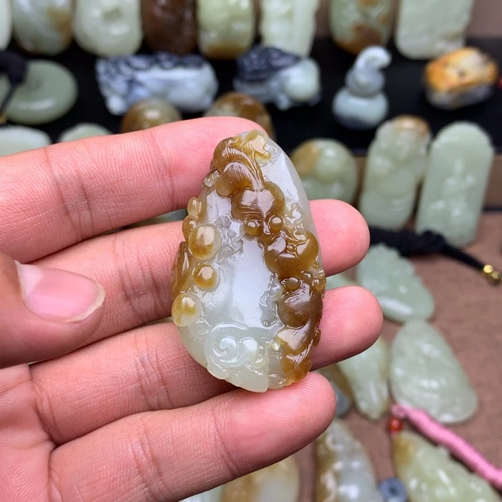 ~****和田玉（糖玉）未镶嵌颈饰