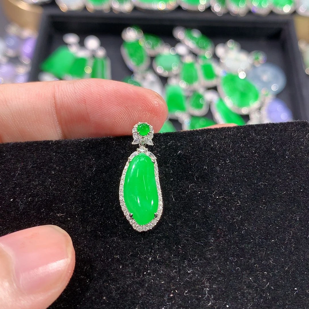 翡翠18K金镶嵌颈饰