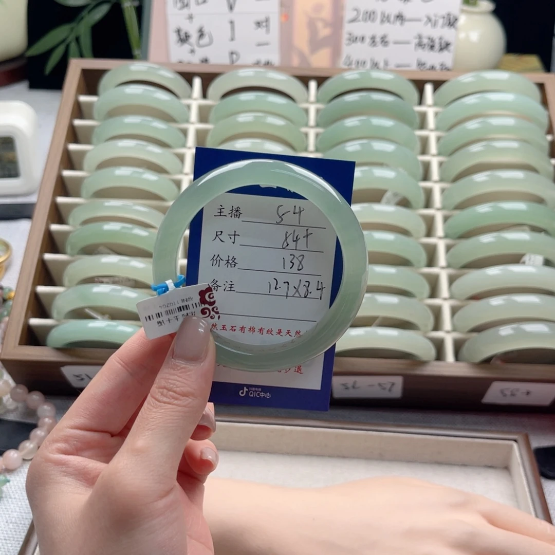 哎***薇石英质玉未镶嵌手镯
