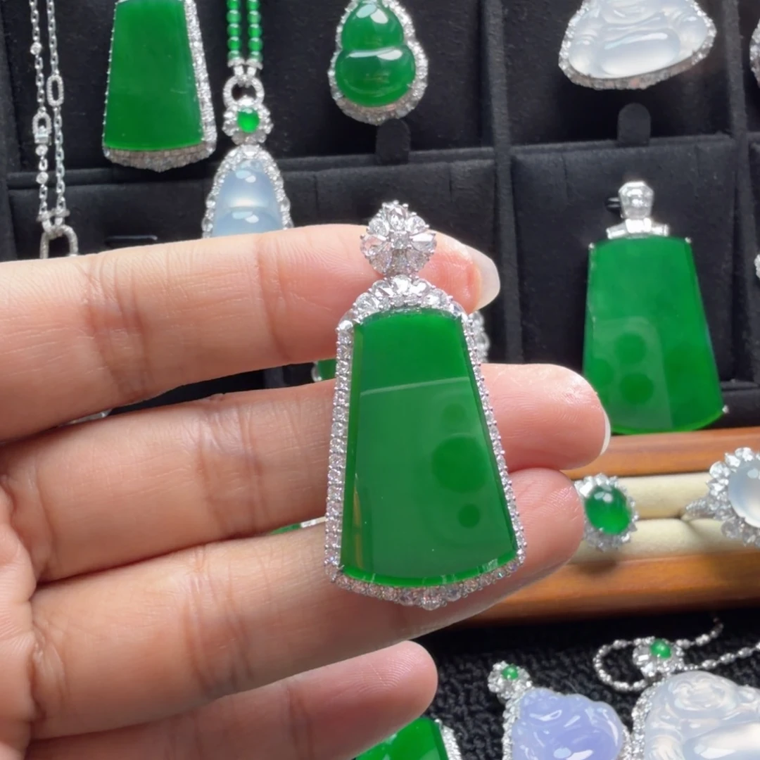 翡翠18K金镶嵌颈饰吊坠