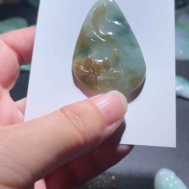 翡翠未镶嵌颈饰天