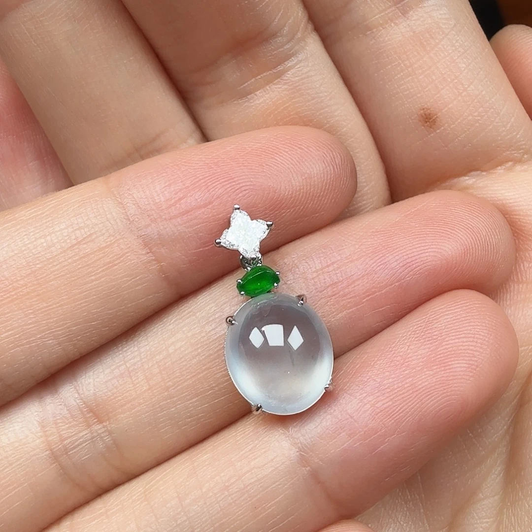 翡翠18K金镶嵌颈饰蛋面