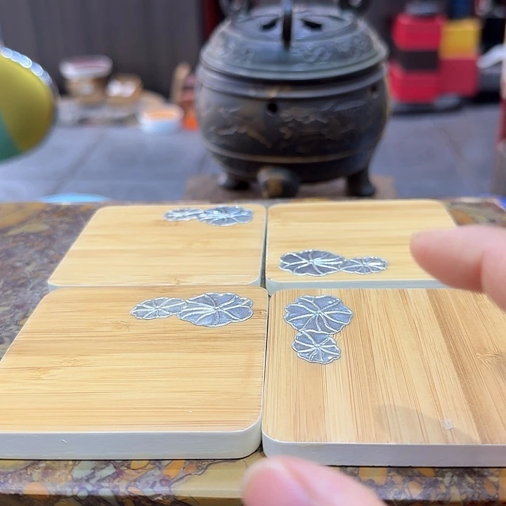 杯垫四个一组。。。。。。