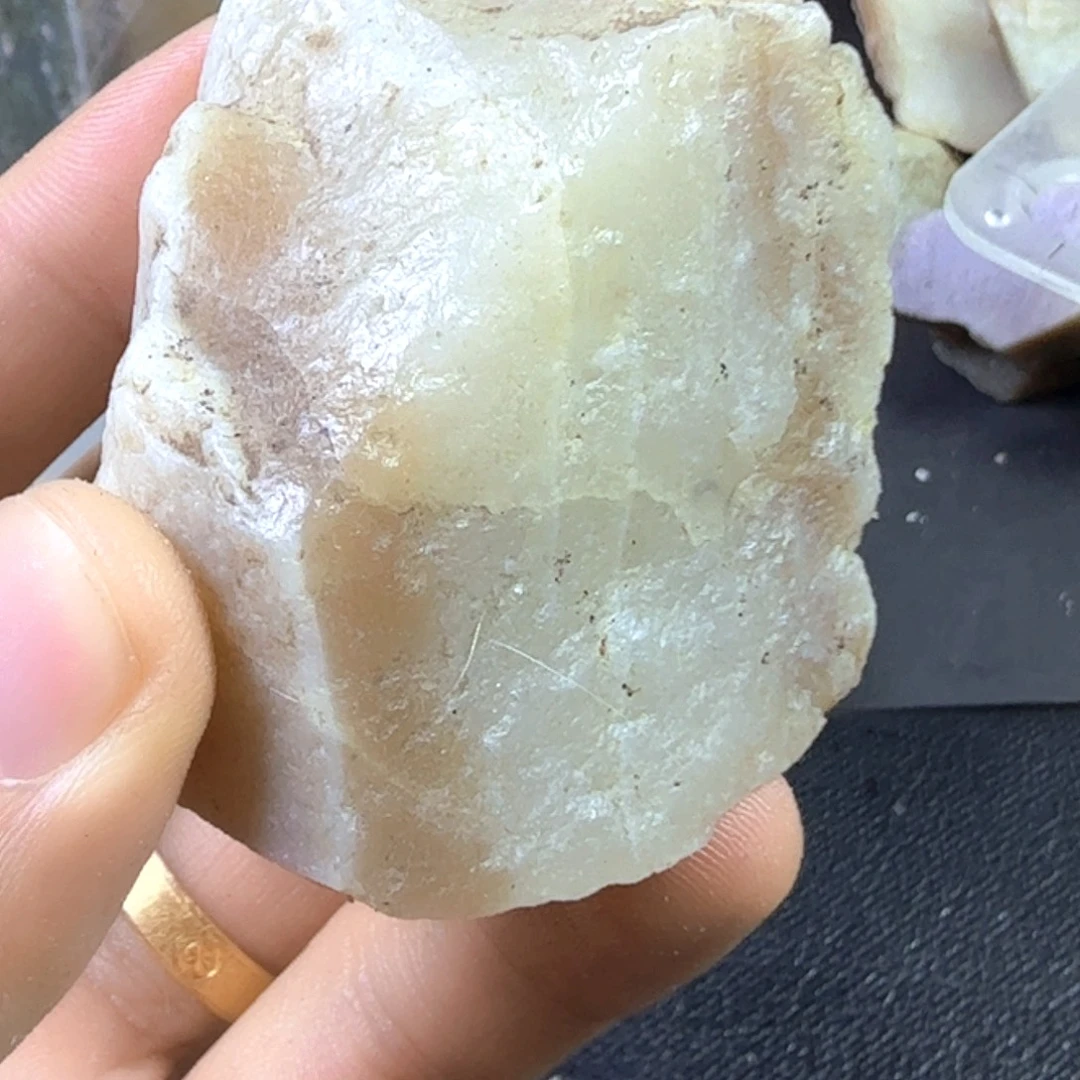 和田玉（糖玉）未镶嵌珠宝奇石