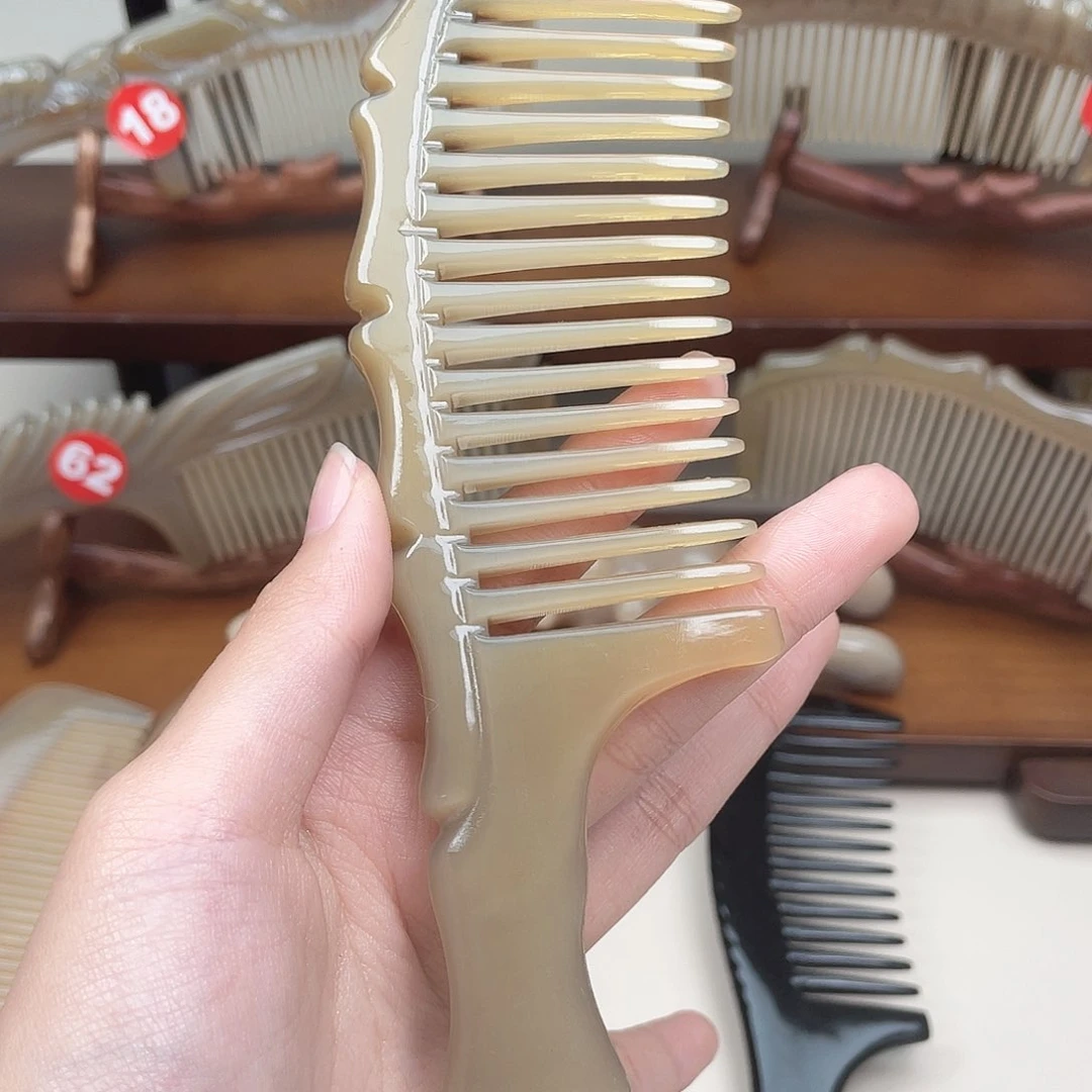 纯手工制作的牛角梳