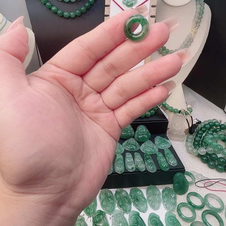 石英质玉未镶嵌颈饰甜甜圈