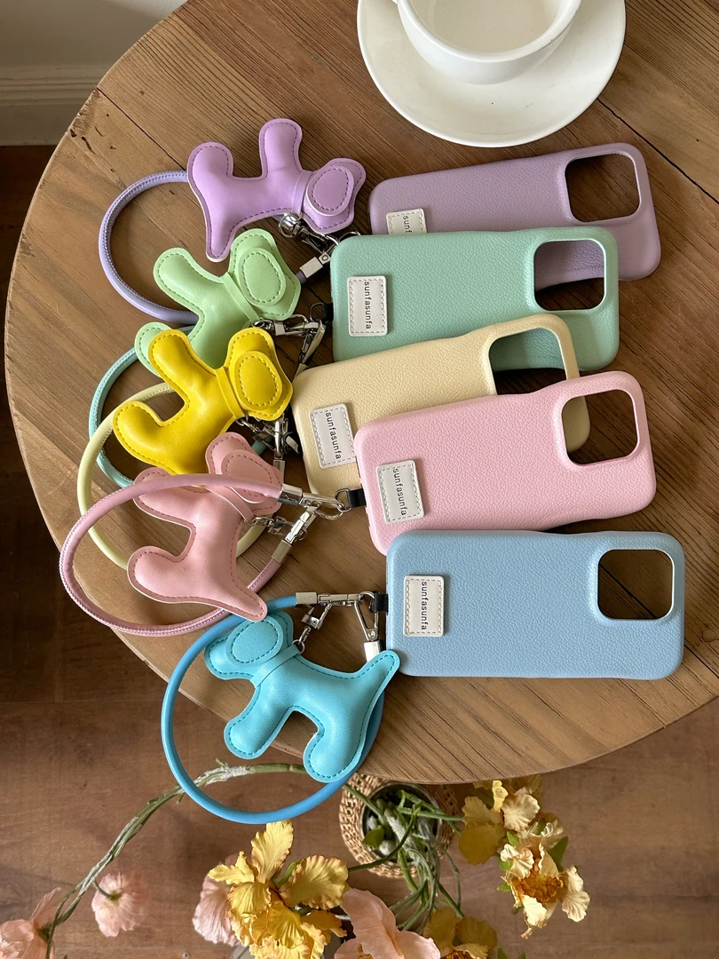 适用iPhone16手机壳简约苹果13/14/15promax小狗挂绳女款时尚半包