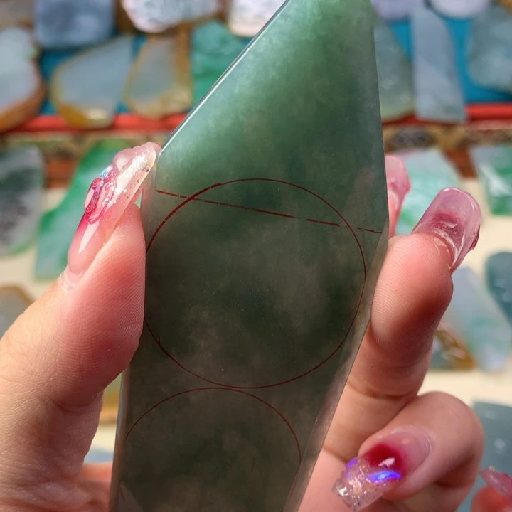颈饰未镶嵌翡翠好