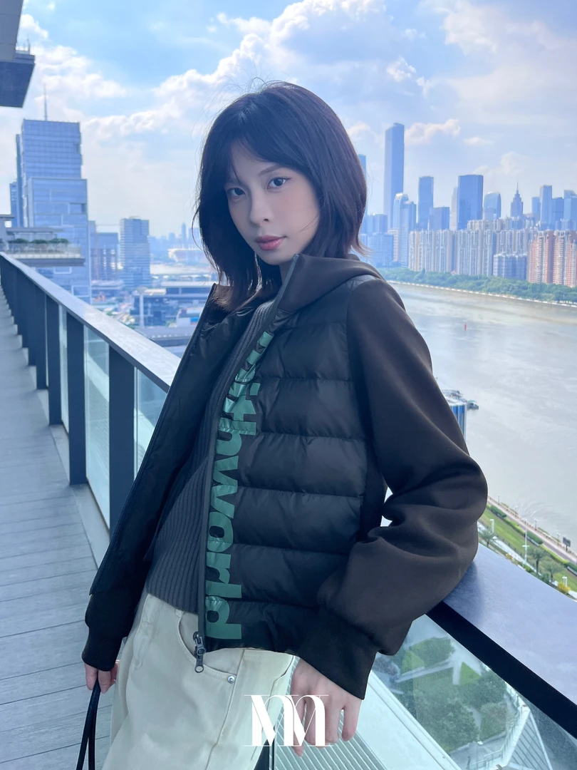 潮流落肩袖运动风连帽羽绒外套轻松保暖