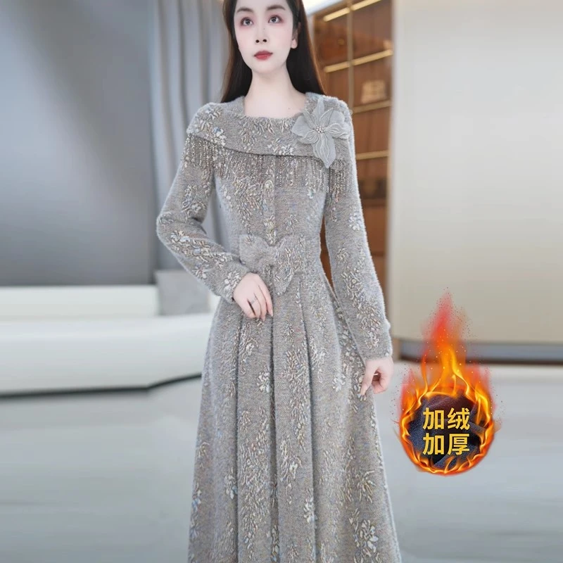 玖慕设计感方领连衣裙女冬季2025新款修身加绒加厚爆款通勤a字裙