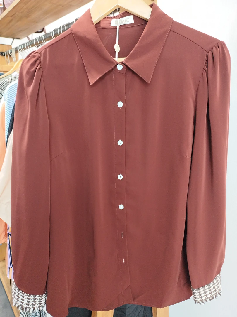 高级红贝壳扣下摆微弧度洋气女士长袖衬衫