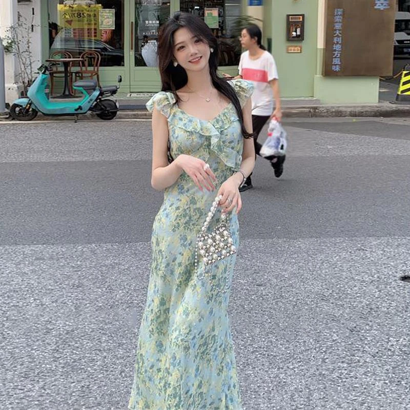 茶歇法式小飞袖碎花吊带连衣裙子女夏季2025新款海边度假气质长裙