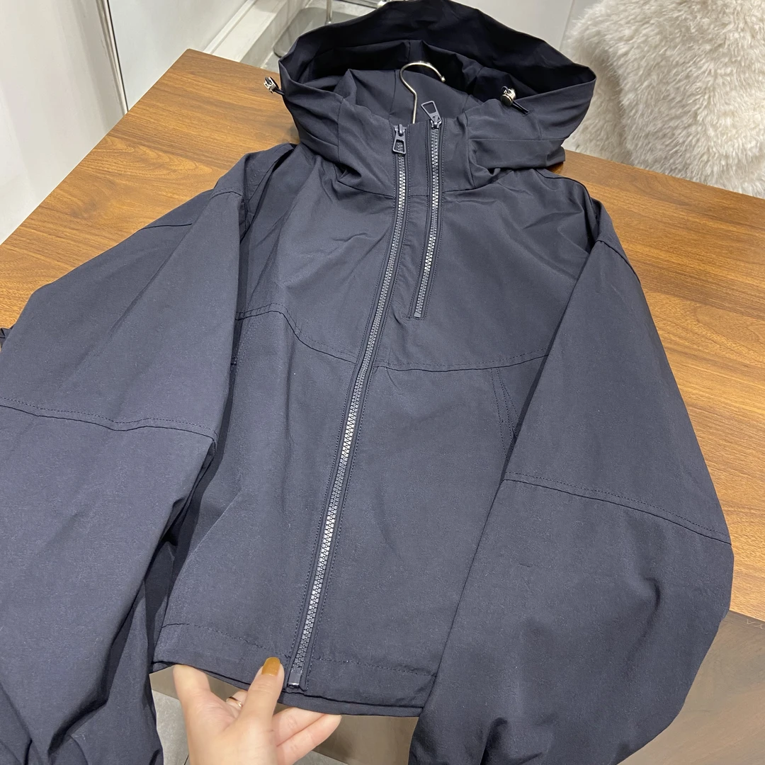 休闲百搭短款冲锋衣