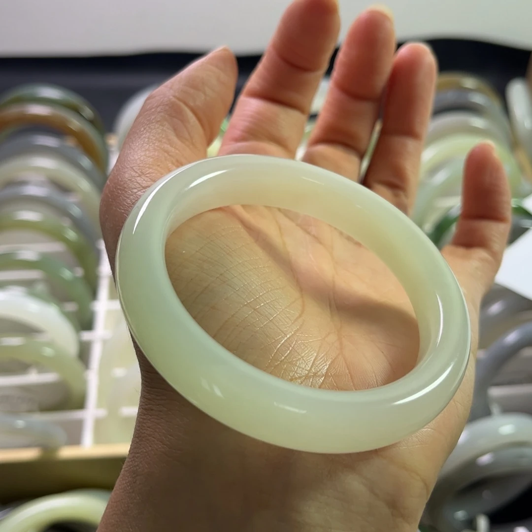 和田玉手镯未镶嵌来****吧56圈