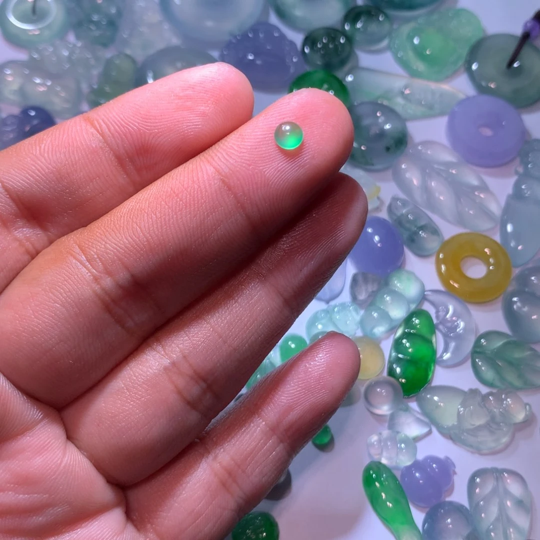 翡翠颈饰未镶嵌蛋面