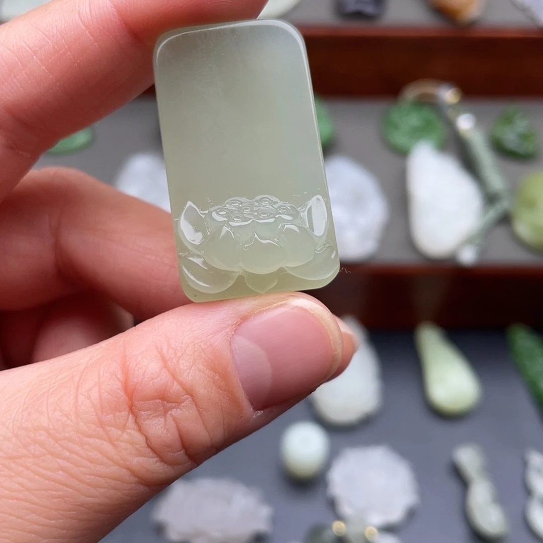 和田玉未镶嵌颈饰莲花无事牌吊坠