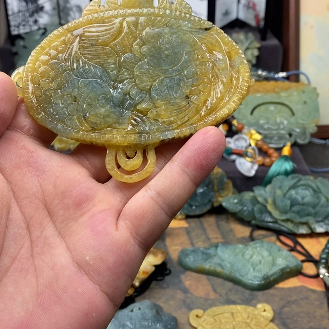 丁***丁蛇纹石玉未镶嵌颈饰