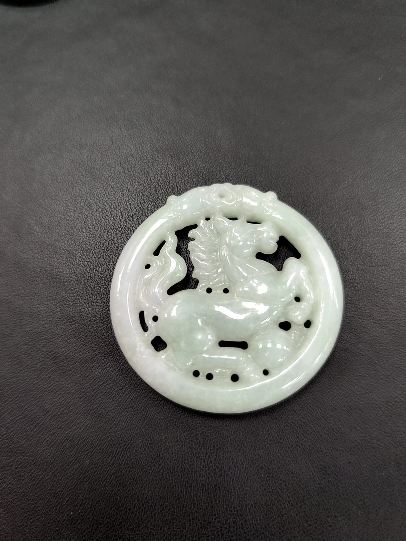 天然翡翠马牌吊坠
